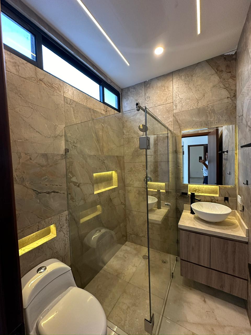Baño de mármol con iluminación LED